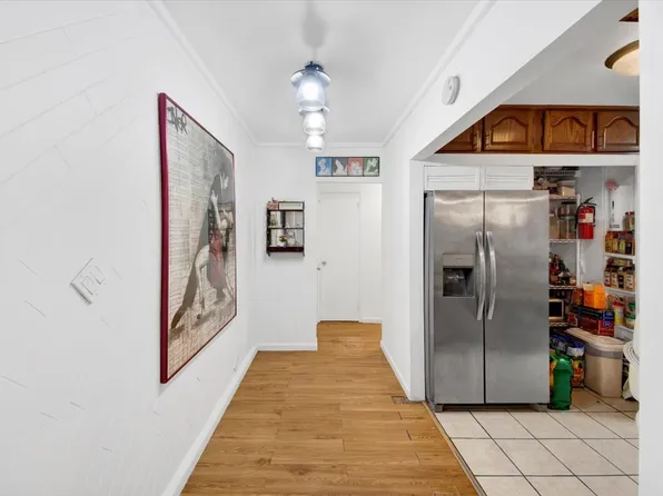 2630 Kingsbridge Terrace image 2 of 20