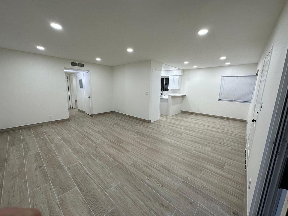 1st image of 6910 Balboa Blvd APT 3