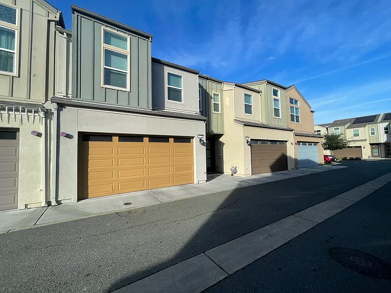 Beautiful townhome with double car garage