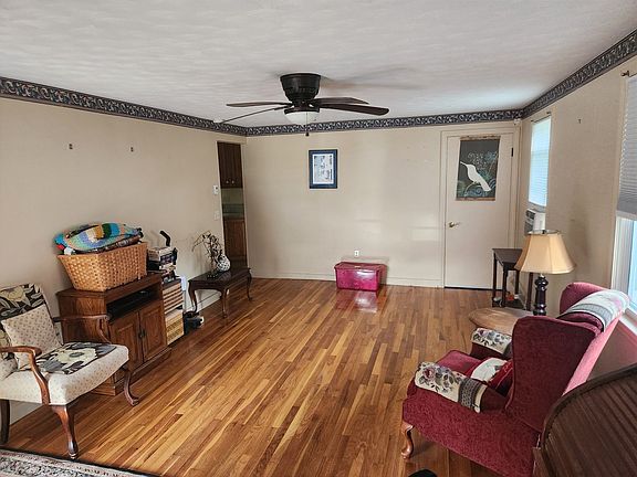 5th image of 8 Nelson Park Dr