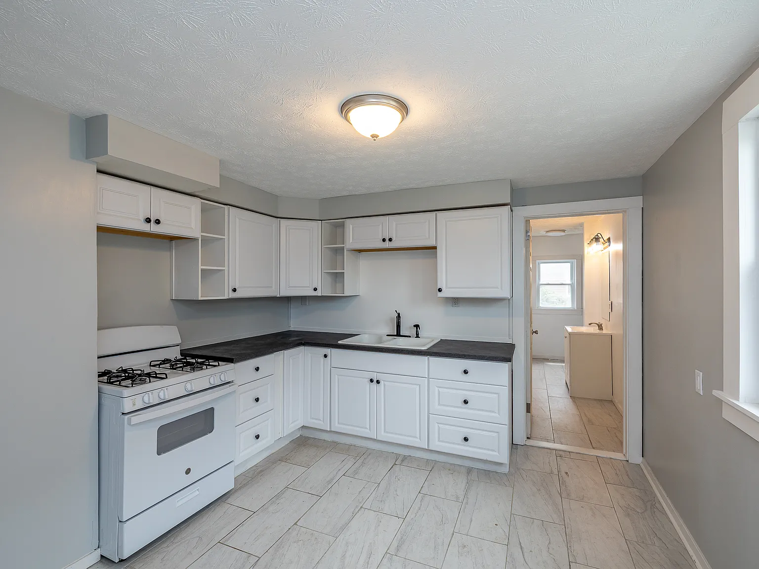 Renovated 3 bedroom unit — Photo 3