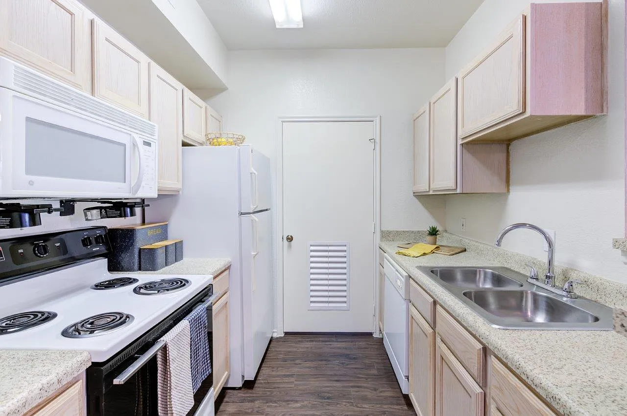 River Walk Apartment Homes — Photo 4