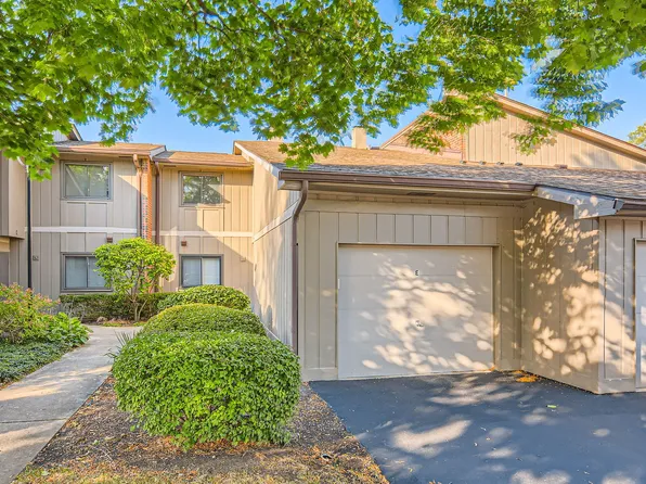 29W410 Emerald Green Dr #22, Warrenville, IL 60555