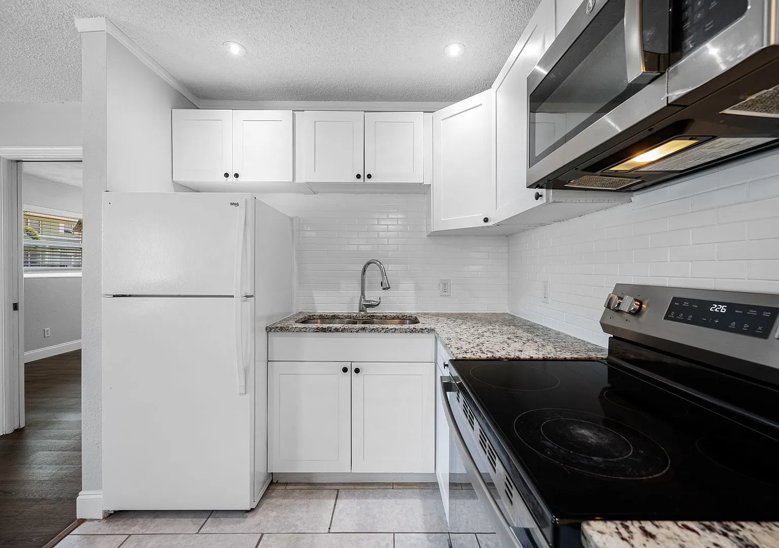 Condominium Grade Apartment in Old Northeast — Photo 4