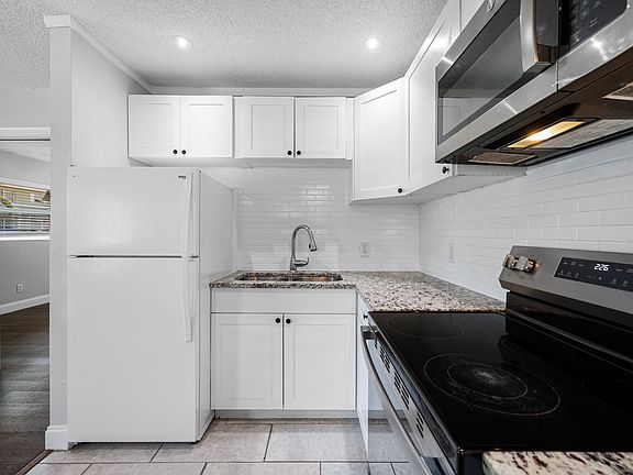 3rd image of 1200 Beach Dr NE APT 6