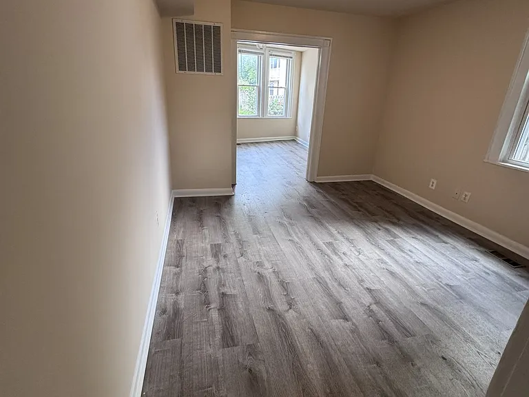 512 W South St — Photo 3