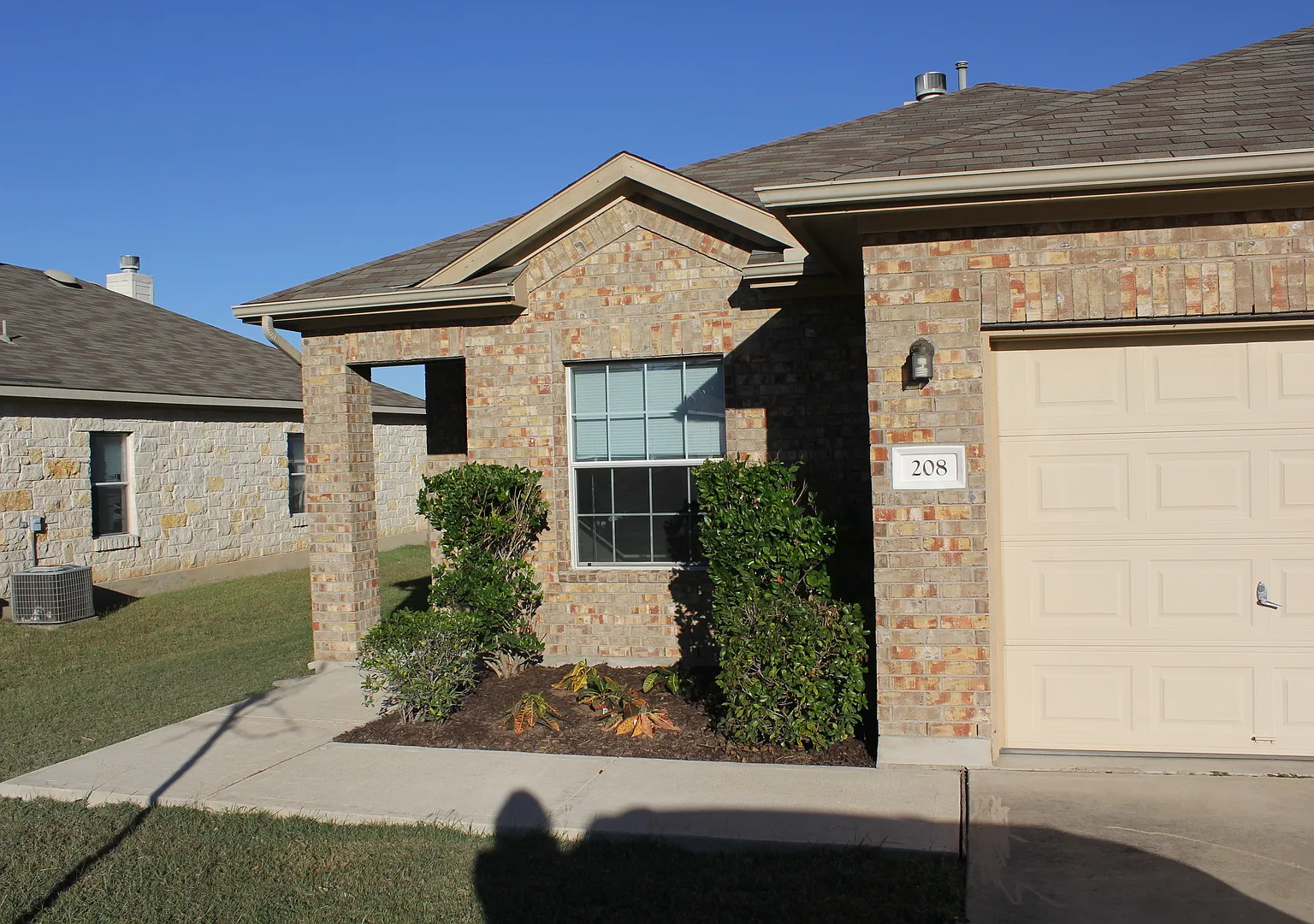 Adorable 1 story 4 Bedroom In Kyle — Photo 2