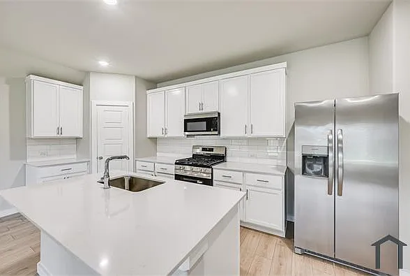 946 Olive Dr — Photo 5