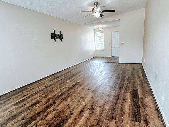 5th image of 414 Pine Crescent Way
