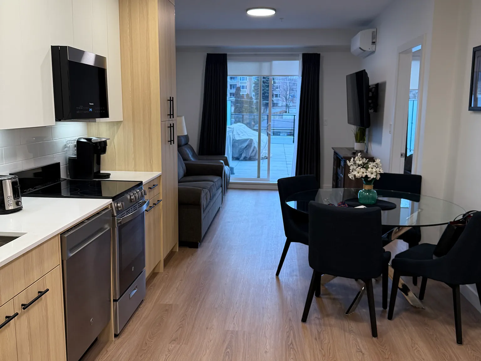 2 bed, 650 sqft, $2,100 — Photo 3