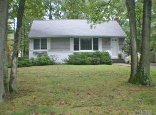 25 Fairview St, Smithtown, NY 11787