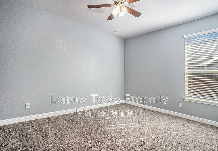 1912 Albany Ln — Photo 14