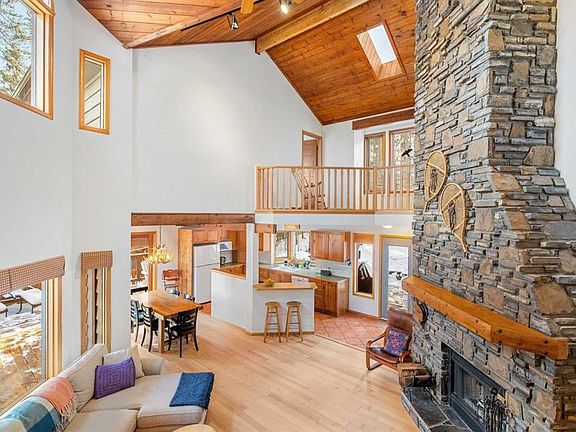 4th image of 1021 NE Rundleview Dr