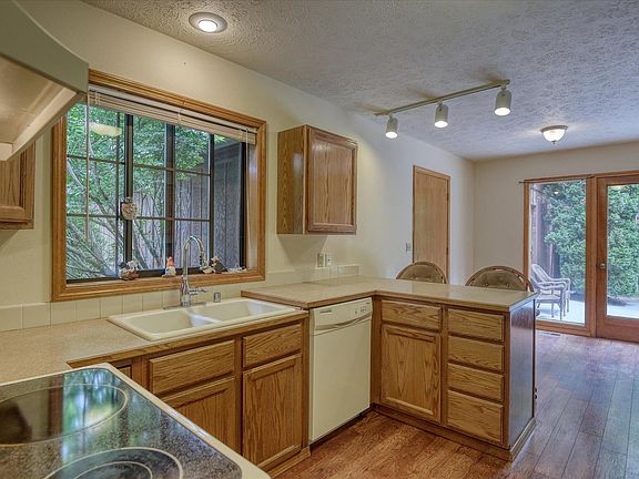 3rd image of 4916 E Greenleaf Ave