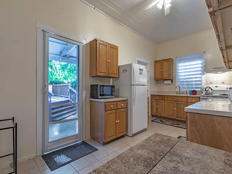 520 Petronia St — Photo 8