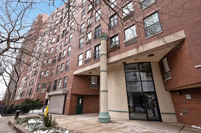 711 W Gordon Ter Unit 813 — Photo 1