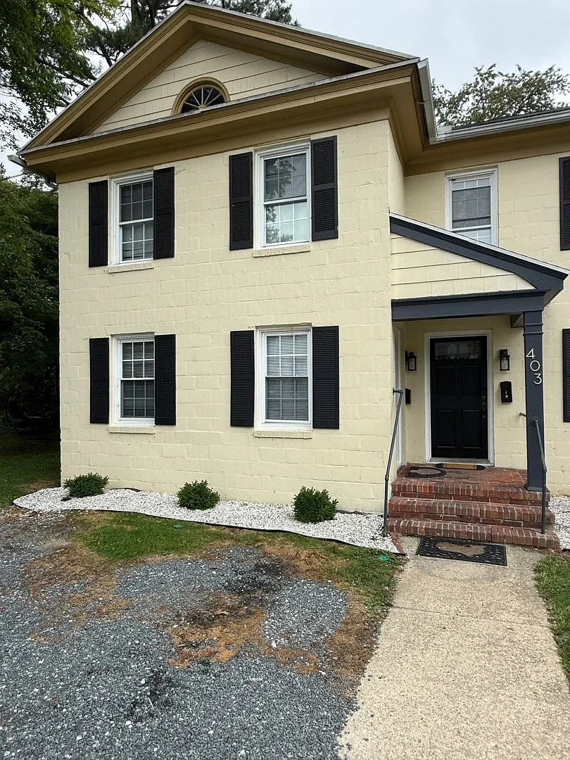 3 Bedroom End-Unit Near Downtown Easton | Heating, Water & Lawn Care Included — Photo 1