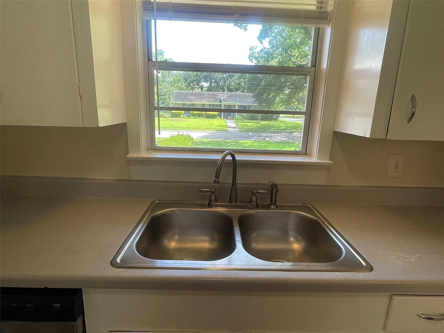 3 bed, 2.0 bath, 1421 sqft, $1,985 — Photo 4