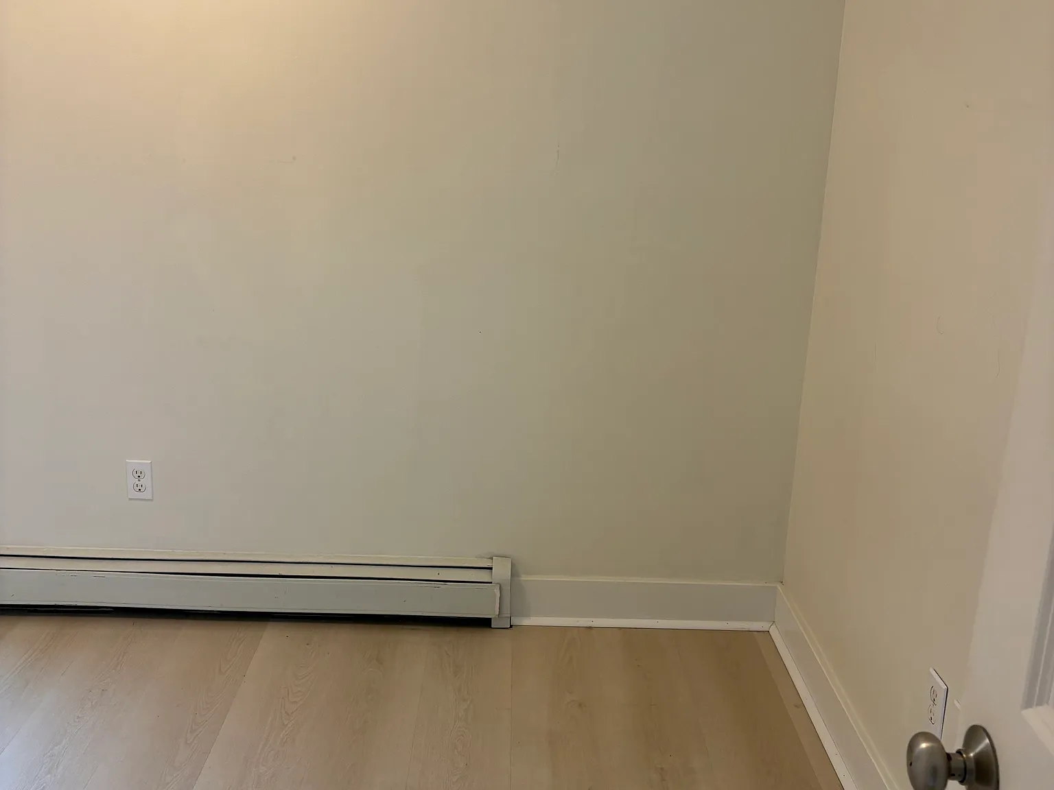 3 bed, 1000 sqft, $2,200 — Photo 3