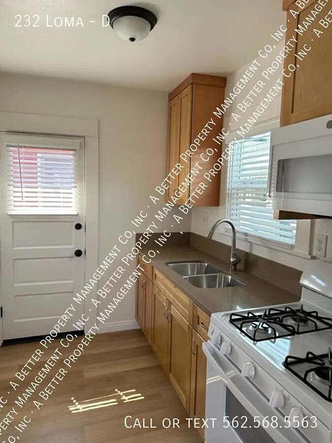 Belmont Heights Cottage - Gated w/Hardwood Floors & Onsite Laundry — Photo 1
