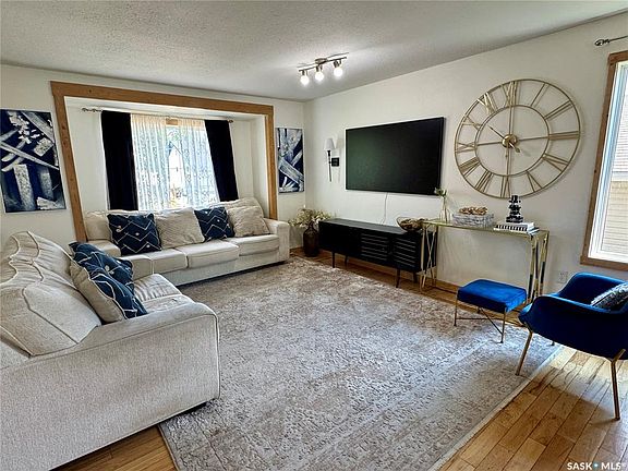 2nd image of 908 Thompson CRESCENT