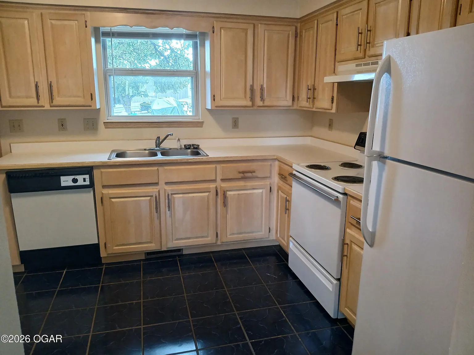 2 bed, 1.0 bath, 816 sqft, $950 — Photo 2