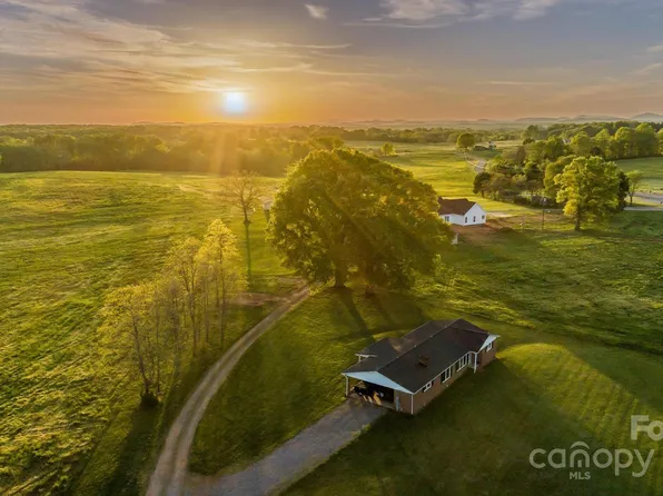 153 Coachman Loop, Statesville, NC 28625