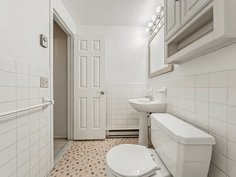 Jordan Court Apartments — Photo 20