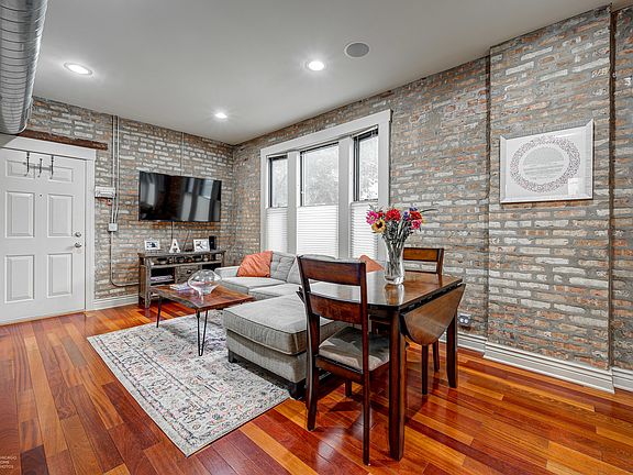 4th image of 1946 W Newport Ave #2W