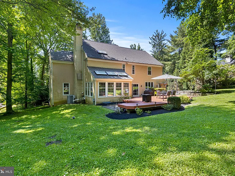 101 Woods Ln — Photo 4