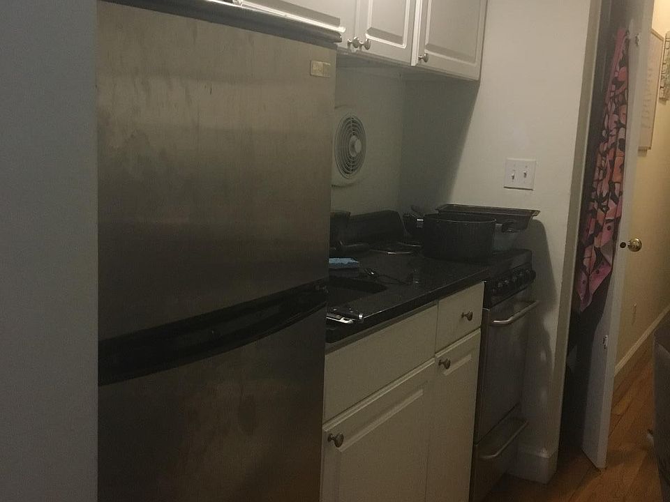 2nd image of 529 Beacon St APT 1D