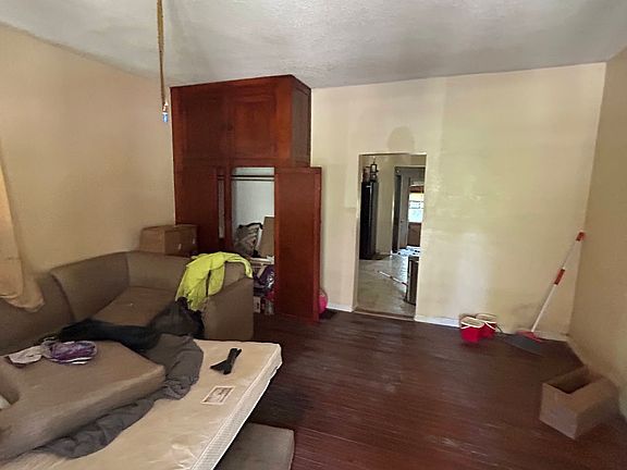 4th image of 718 S Church St