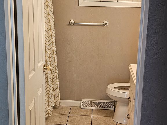 Main Bath w/Tub