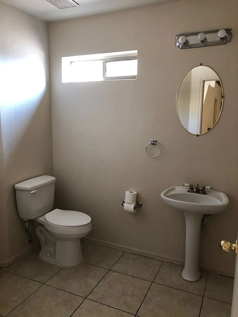 3 Bedroom - 2 story corner lot - Glendale & 99th Ave — Photo 4