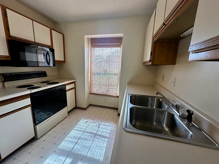 4427 Venetian Dr — Photo 3
