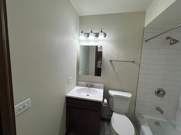 5th image of 840 N Milwaukee Ave APT B2