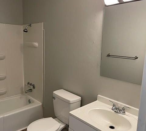 5th image of 914 W Lake Ave APT 1