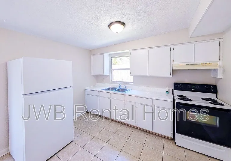 2908 W 10th St — Photo 2