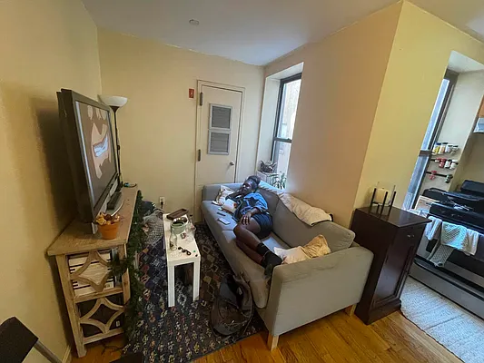 Rented by Delmark Realty LLC | media 19