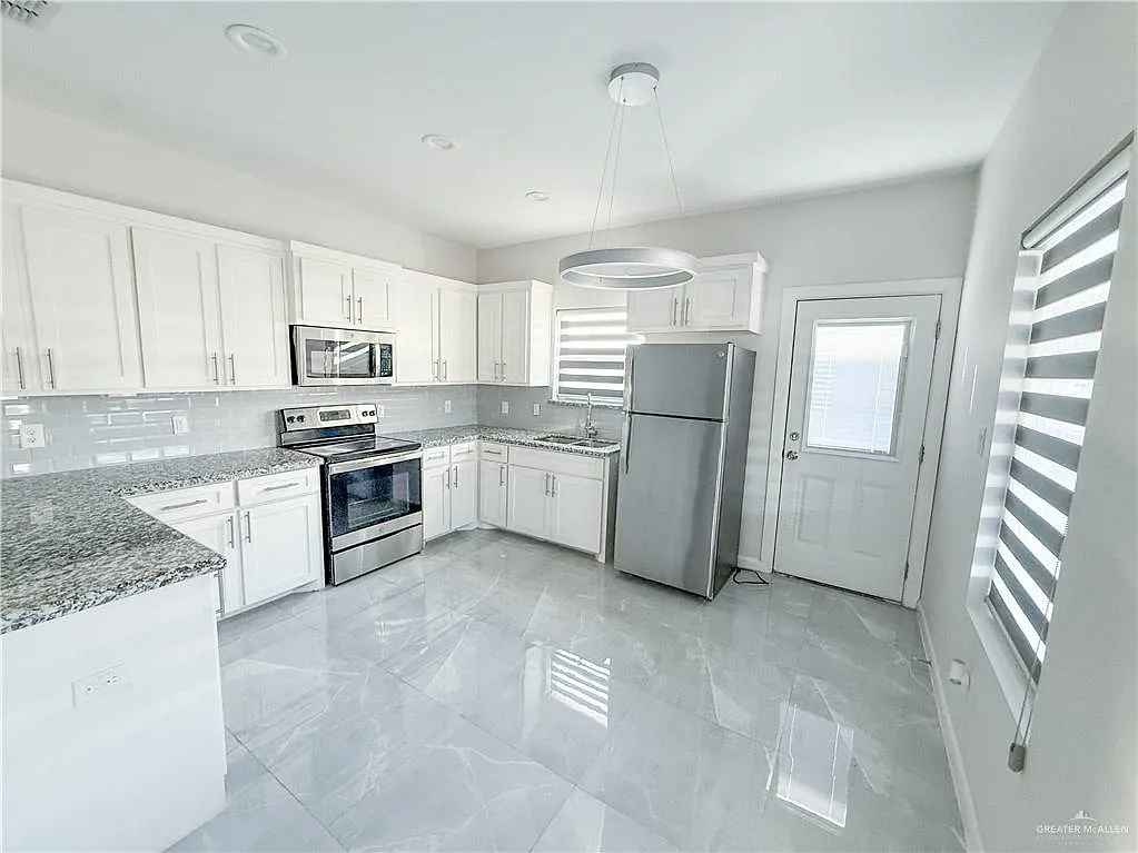 2 bed, 2.0 bath, 4372 sqft, $1,050 — Photo 4