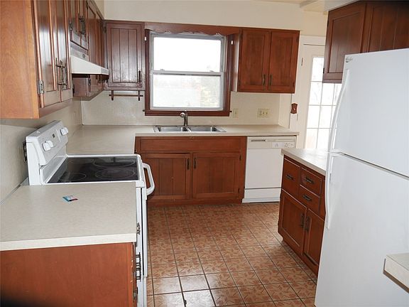 4th image of 46 Moore Ave