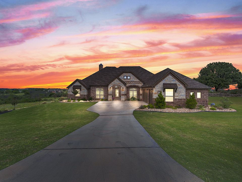 1st image of 111 Club House Dr