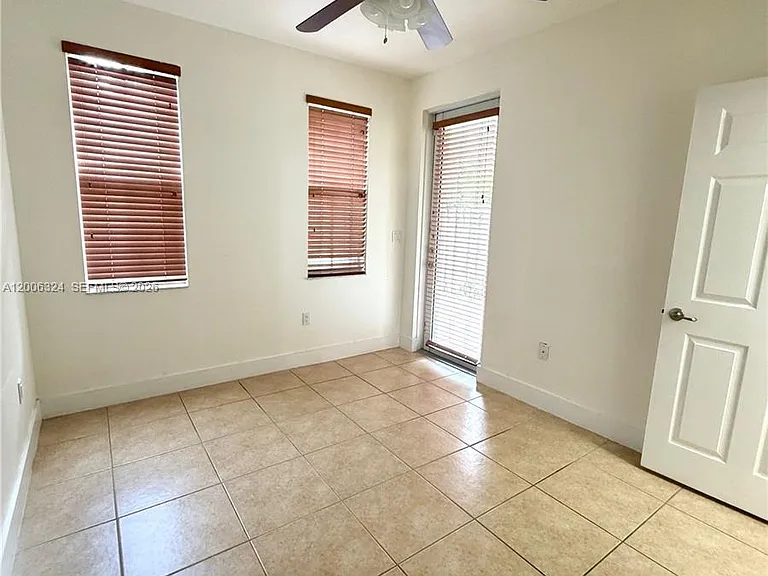 10747 NW 76th Ln — Photo 5