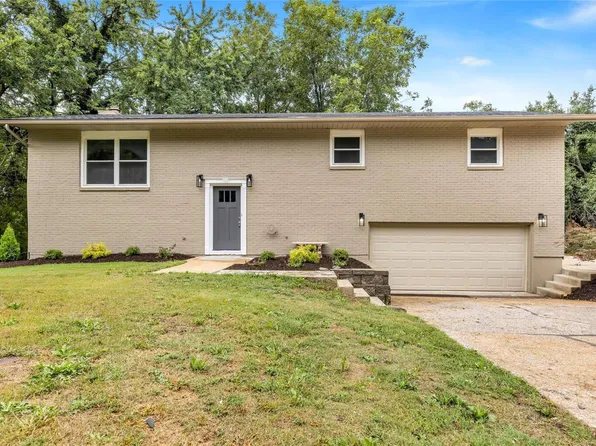 215 Woodridge Ct, Collinsville, IL 62234