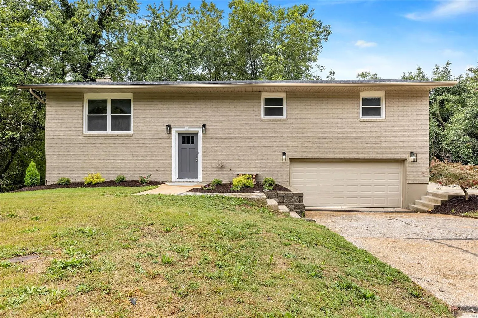 215 Woodridge Ct photo 1
