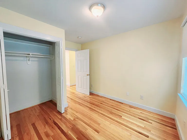725 E 10th 1/2 St #B — Photo 4