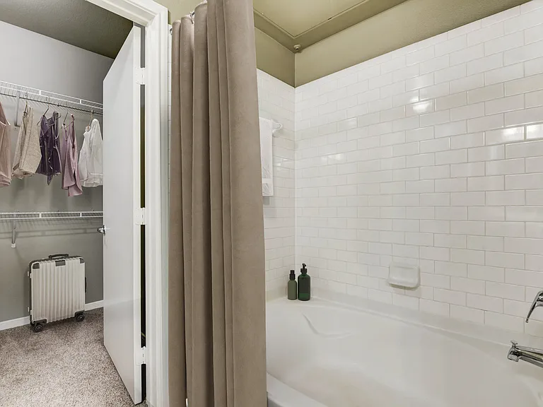 Gateway Oaks Apartments — Photo 11