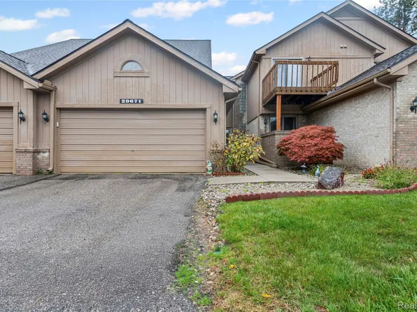 29671 Sierra Pointe Cir, Farmington, MI 48331