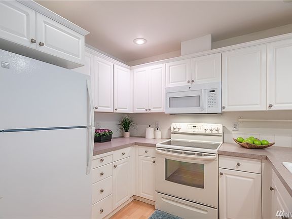 4th image of 12034 15th Ave NE Unit 304