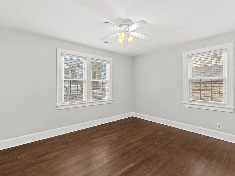 1211 Larchmont Cres — Photo 17